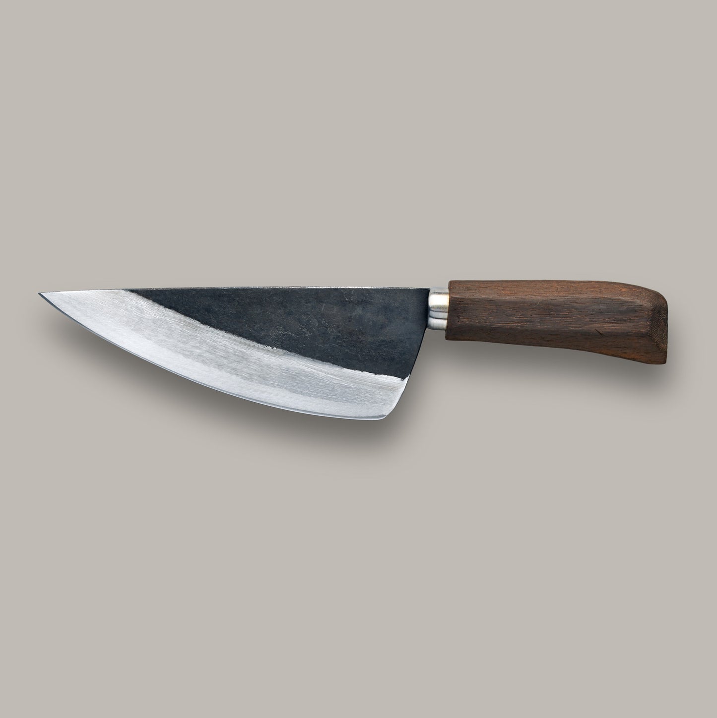 Bauchiges Wiegemesser aus Kohlenstoffstahl mit Holzgriff.