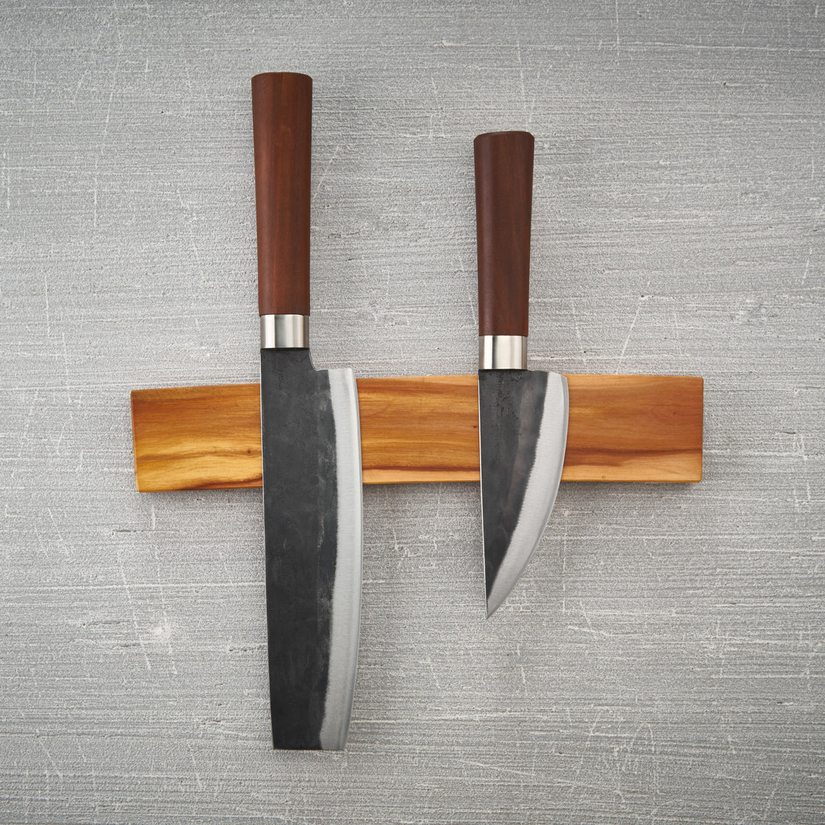 Messerset aus zwei Carbonstahl-Kochmessern mit Holzgriffen. 