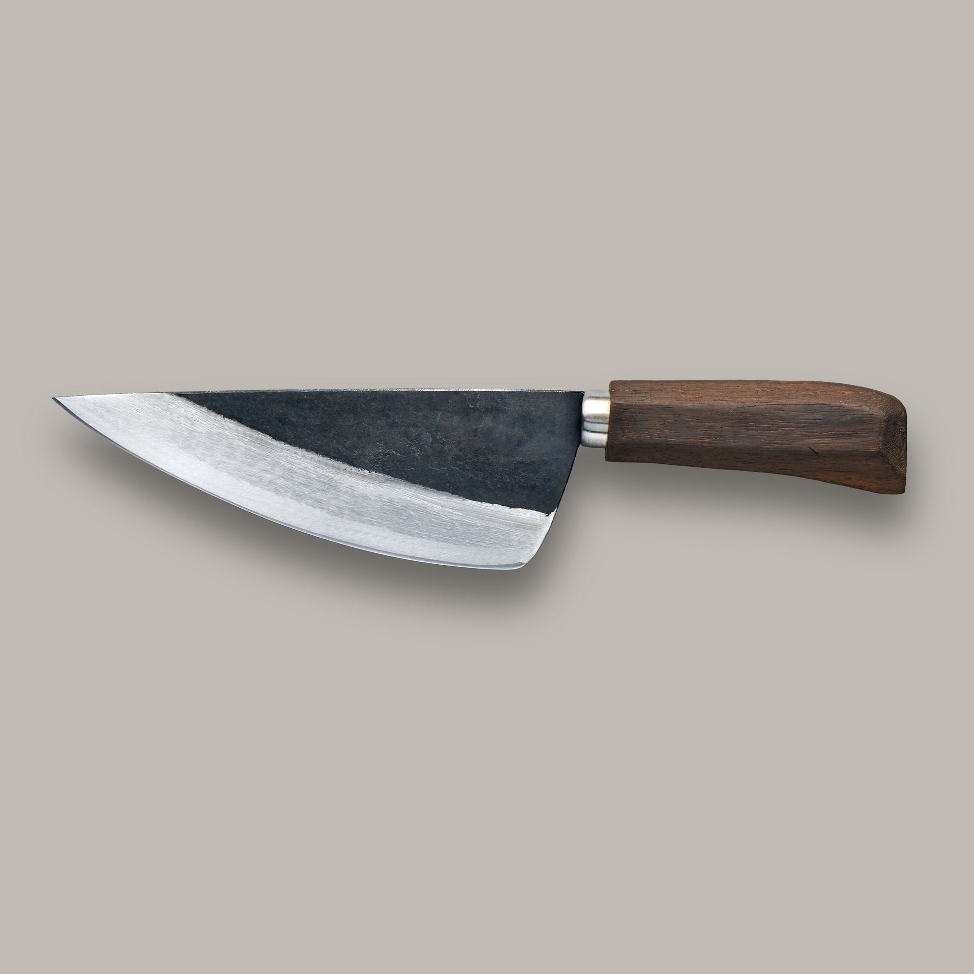 Bauchiges Wiegemesser aus Kohlenstoffstahl mit Holzgriff.