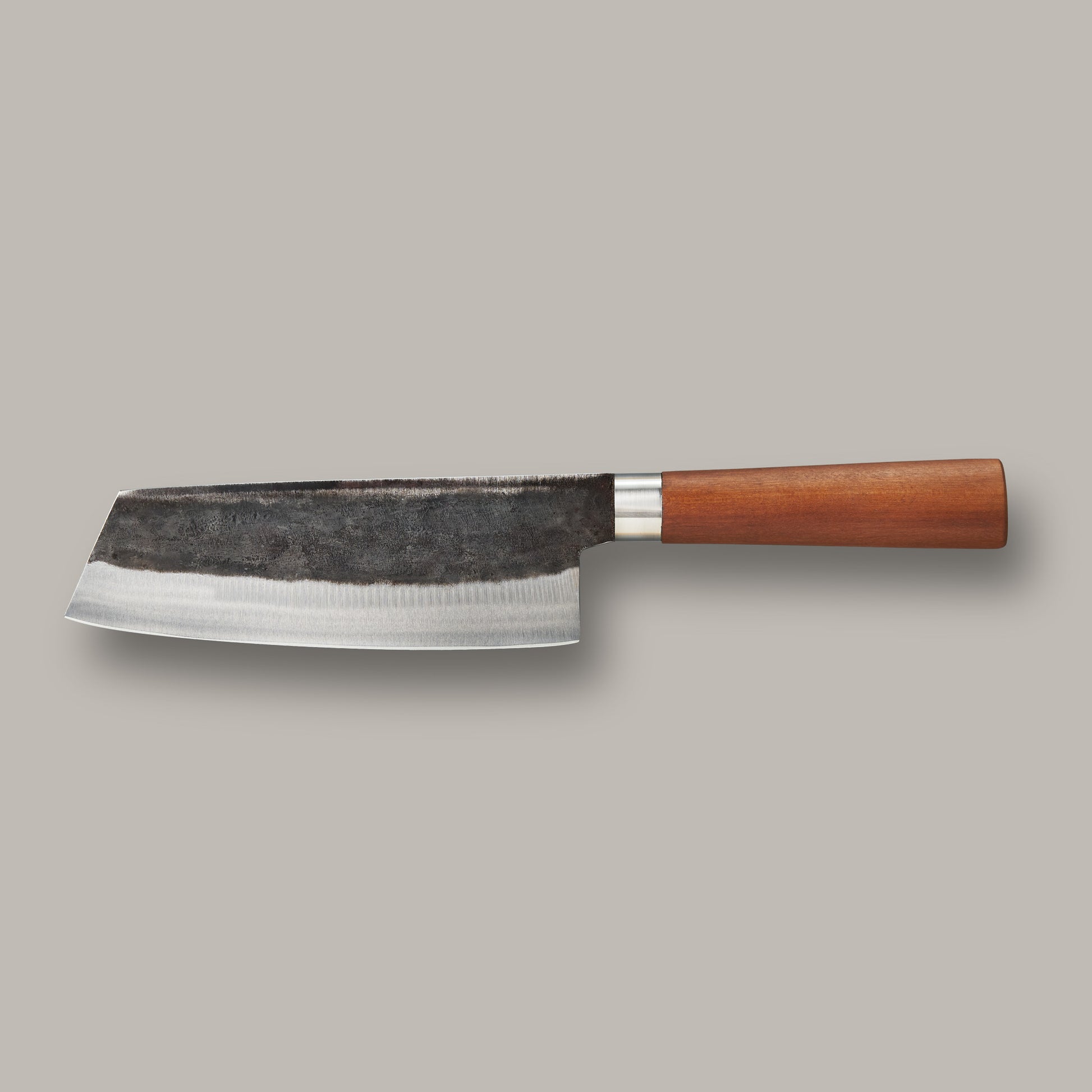 Allround-Kochmesser mit hoher Klinge und Griff aus Eisenholz. 