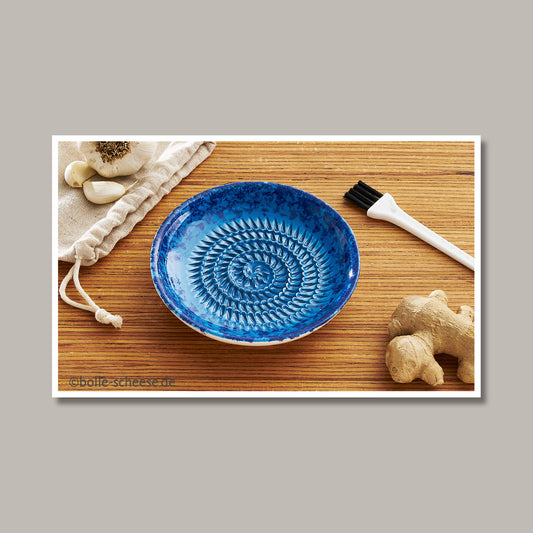 keramik-kuechenreibe in blautoenen mit stoffbeutel und pinsel