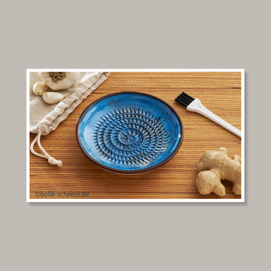 Keramik-Kuchenreibe mit modernem Design in Blau mit dunkelbraunem Rand