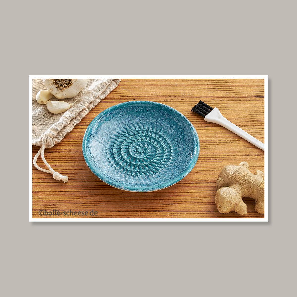 Knoblauch-Reibe aus Keramik in Blau-Gruen mit hellgrauen Sprenkeln. 
