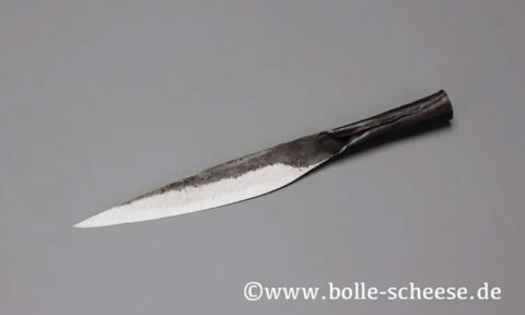 Kleines vietnamesisches Carbonstahl Schälmesser von Authentic Blades aus einem Stück Stahl.