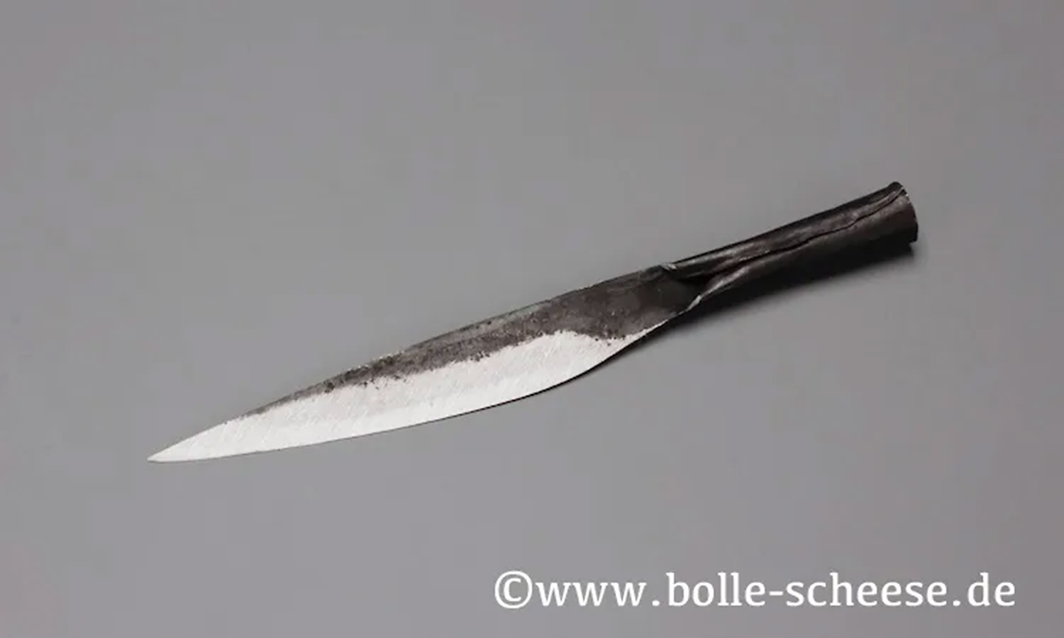 Kleines vietnamesisches Carbonstahl Schälmesser von Authentic Blades aus einem Stück Stahl.