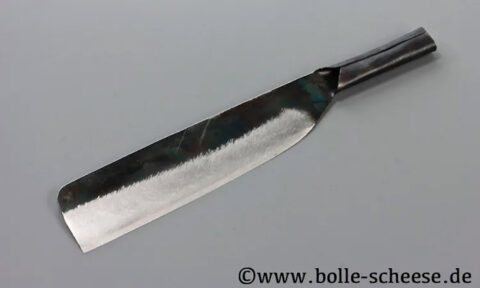 Rustikales Kochmesser von Authentic Blades, welches aus einem Stück Kohlenstoffstahl hergestellt ist.