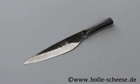 KLeines Authentic Blades Küchenmesser aus einem Stück Stahl mit gebördeltem Griff.