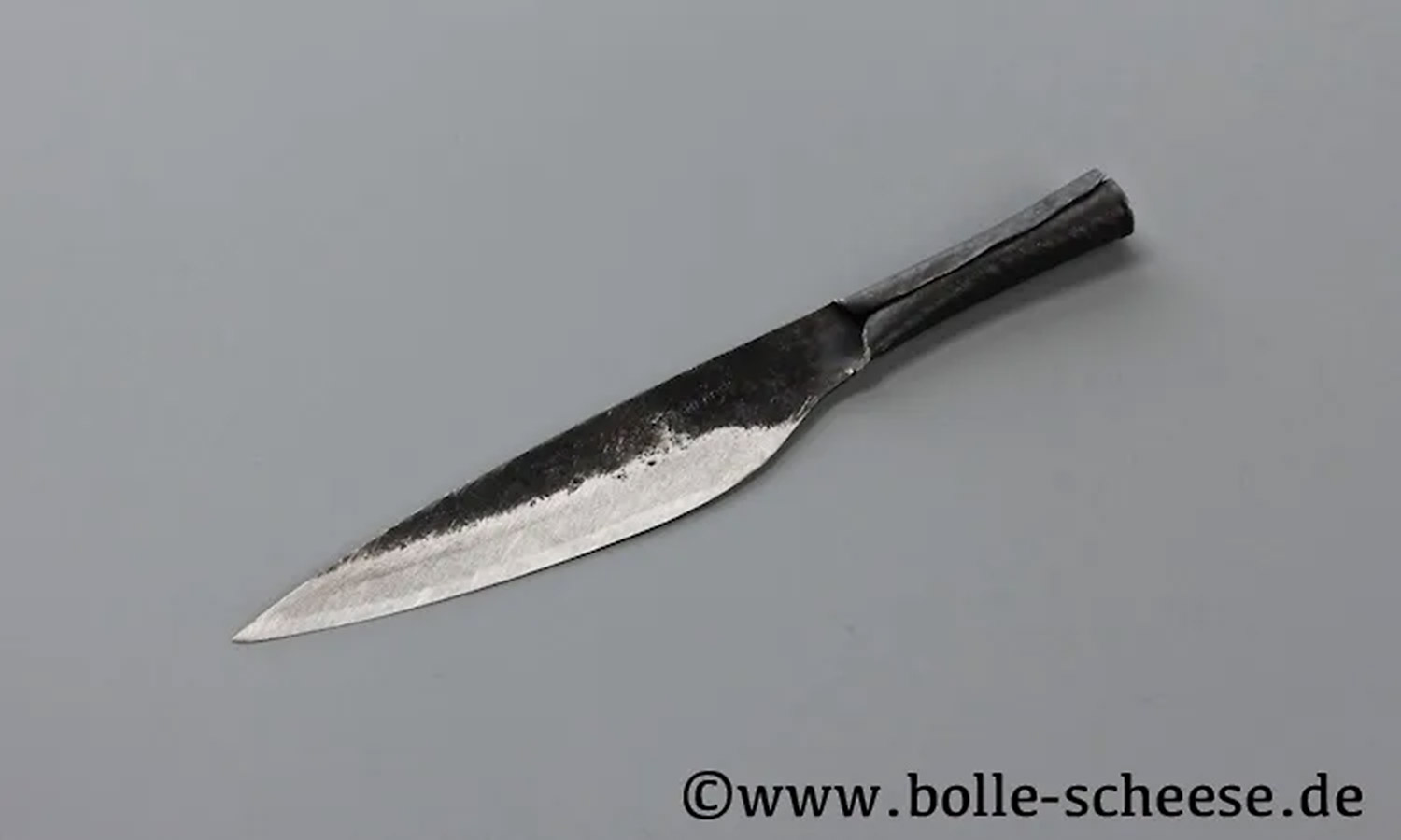 KLeines Authentic Blades Küchenmesser aus einem Stück Stahl mit gebördeltem Griff.