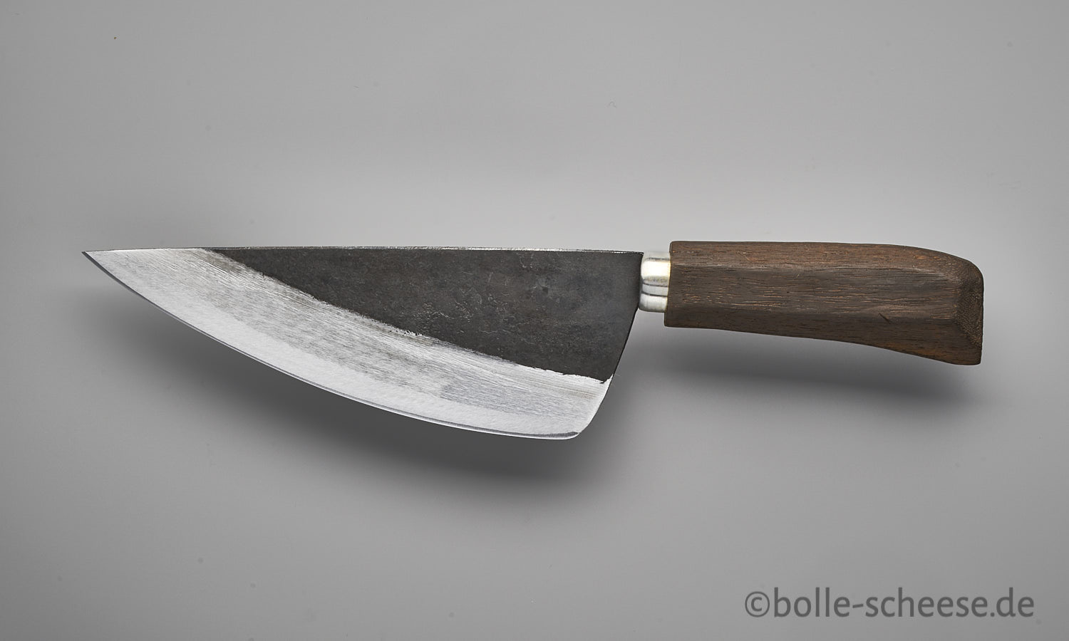 grosses, bauchiges Wiegemesser aus Kohlenstoffstahl, geschmiedet aus Blattfedern.