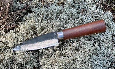 Handgeschmiedetes kleines Petty Kuechenmesser aus Carbonstahl mit Griff aus Eisenholz.