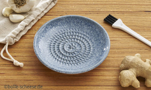 handbemalte Kuechenreibe aus Keramik mit grau gesprenkeltem Dekor.