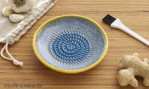 Keramik-Kuechenreibe-Set mit Pinsel und Stoffbeutel.