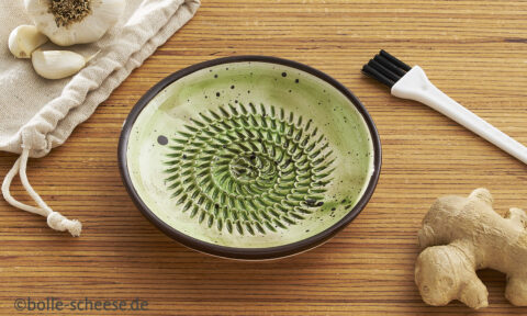 Handbemalte Keramik-Reibe in gruen mit braunem Ran d.