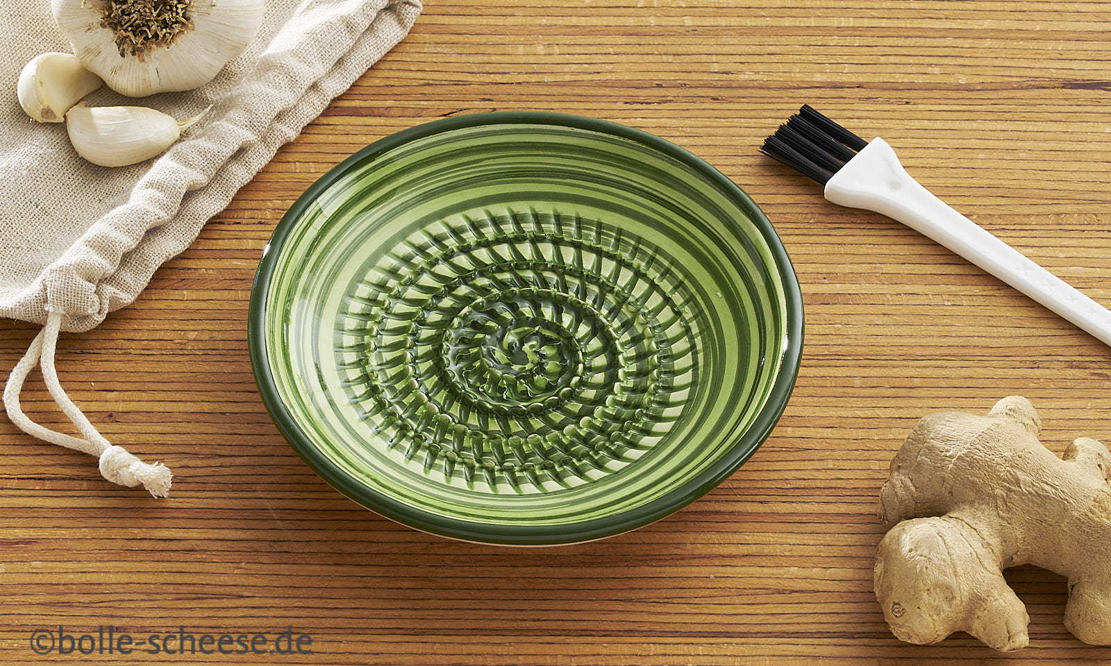 Gruen gestreifter Reibeteller als Setn mit Stoffbeutel und Pinsel.