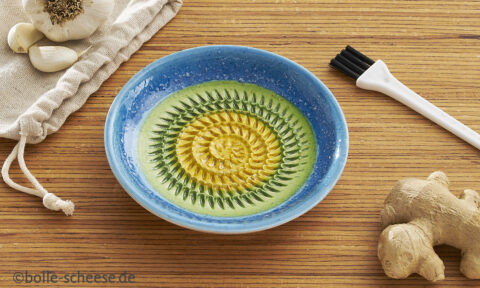 Handbemalter-Reibeteller mit farbigen Kreisen als Set im Stoffbeutel, mit Pinsel