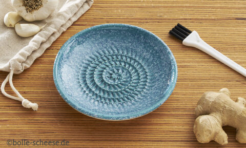 Tuerkisfarbene Keramik-Knoblauch-Reibe im im Set.