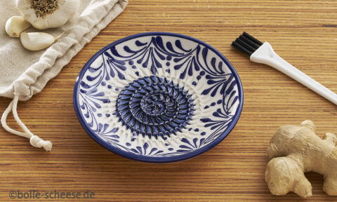 Keramik-Reibe-Set, handbemalt mit mediterranem Muster in blau-weiss.