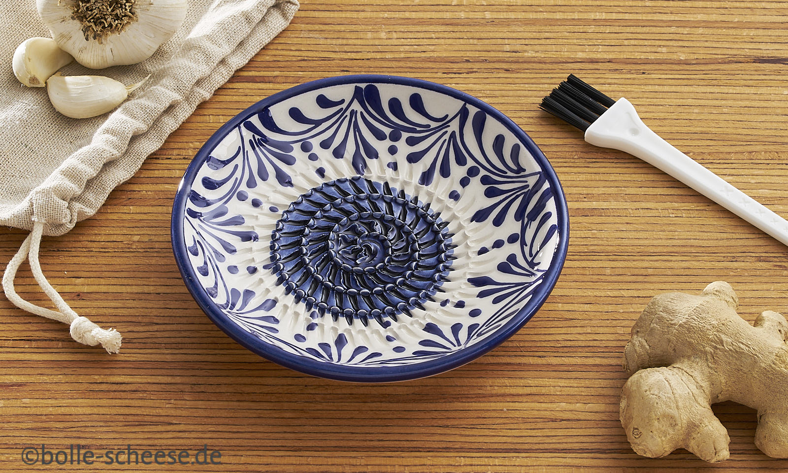 Keramik-Reibe-Set, handbemalt mit mediterranem Muster in blau-weiss.