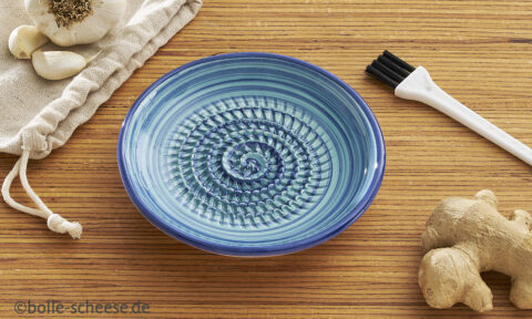 Handbemalter Reibeteller im Set mit Beutel und Pinsel.