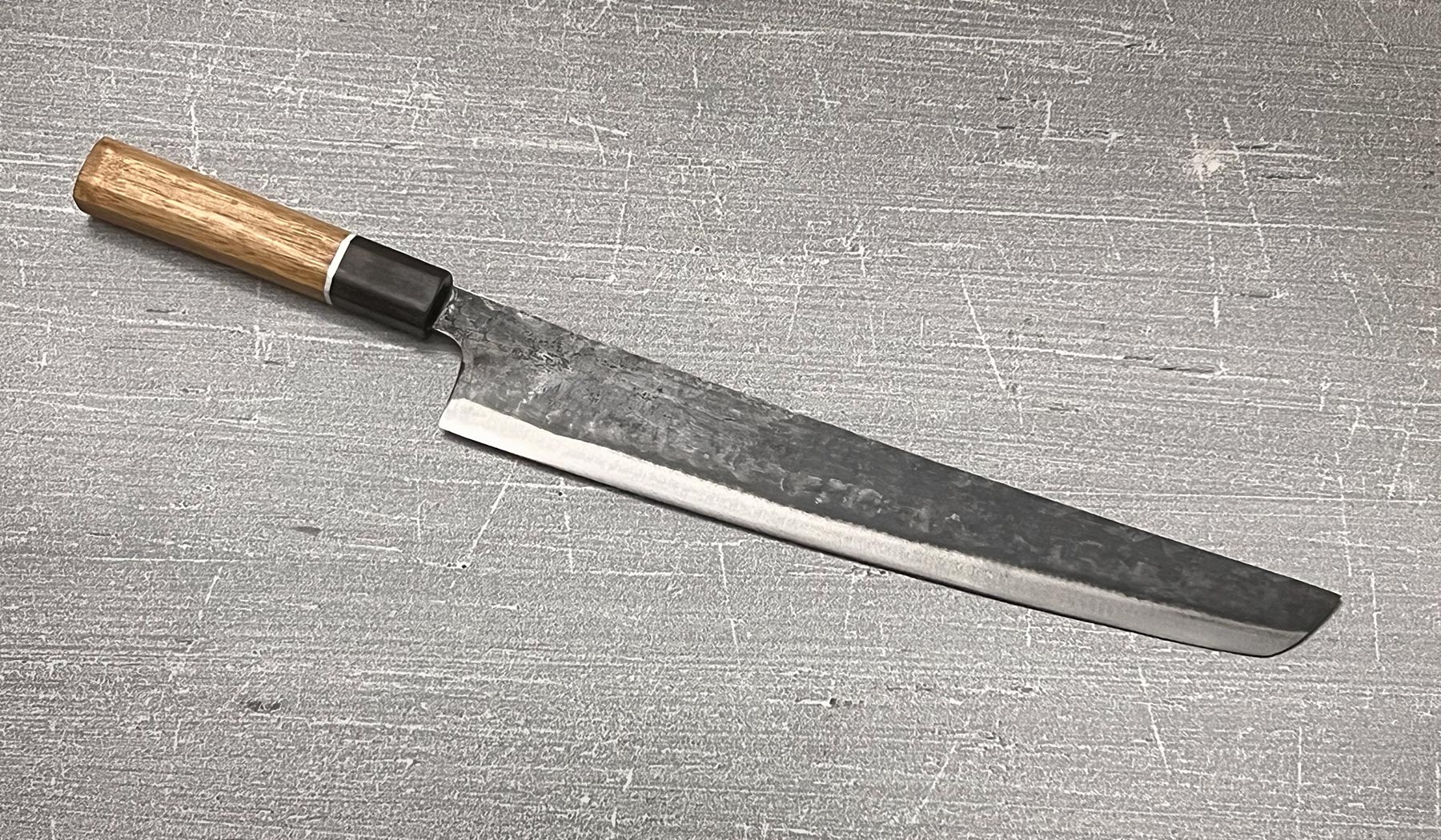 Langer, handgeschmiedeter Slicer-Fleischmesser aus Carbonstahl für Fleisch mit japanischem achteckigem Edelholzgriff.