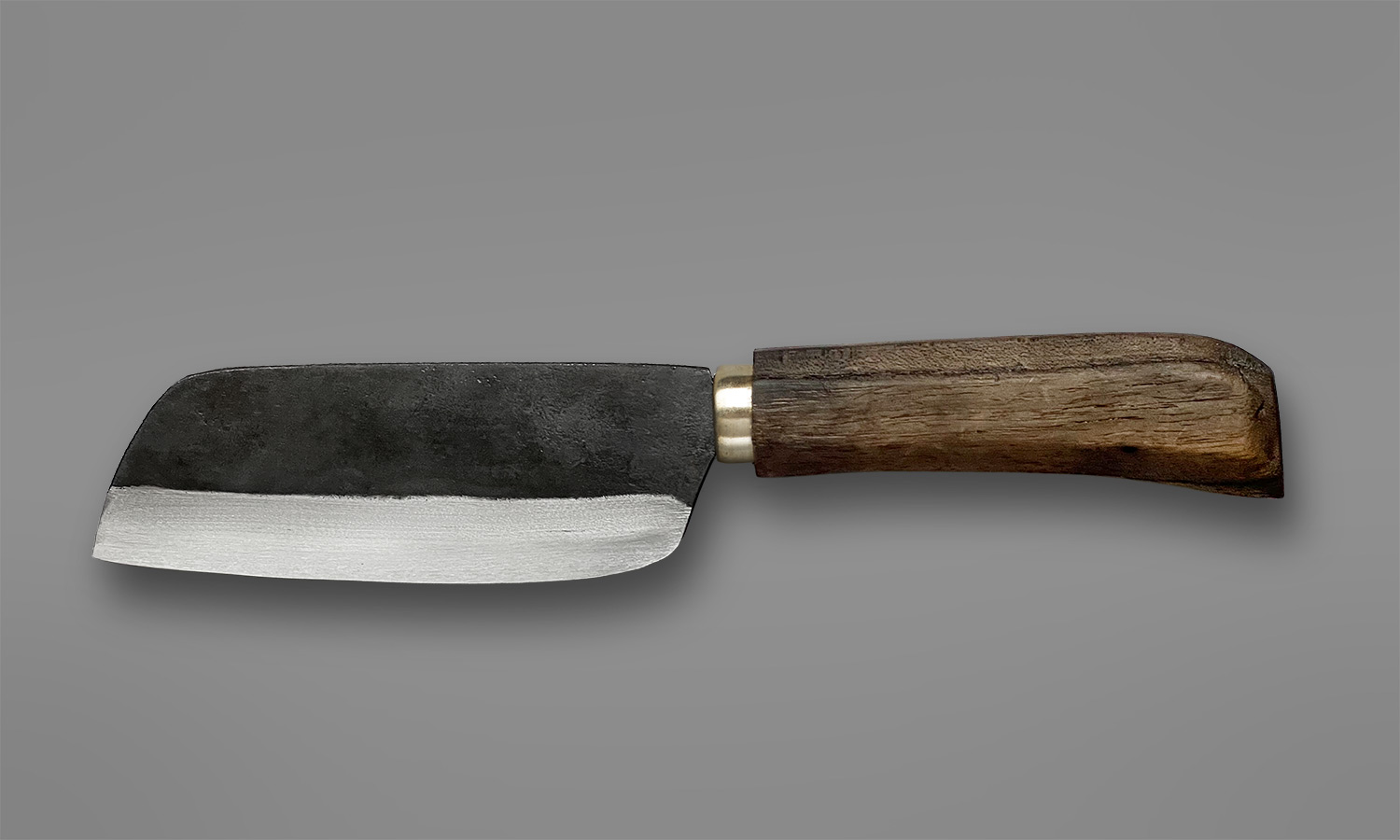 Kompaktes Allzweckmesser im Santoku-Stil, handgeschmiedet in Vietnam aus Blattfedern.