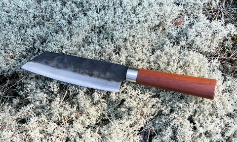 Handgeschmiedetes Allzweckmesser aus Blattfedern, ähnlich wie Santokumesser.