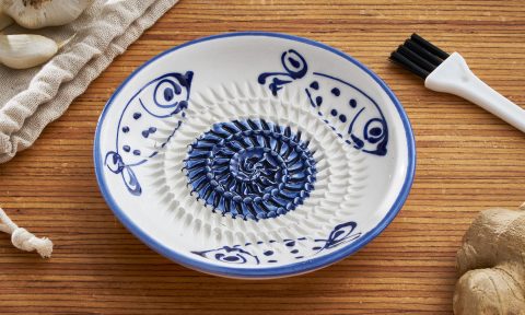 Handbemalter Reibeteller aus Keramik ,weiss-blau mit Fischen.